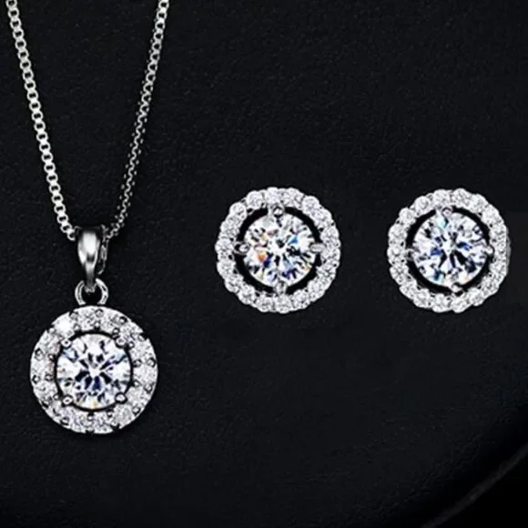The Dainty Solitaire pendant necklace and stud earrings set in sterling silver - Picture 4 of 6